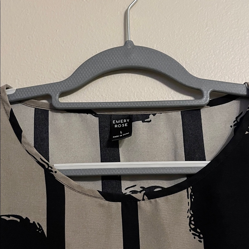 Black and Tan Patterned Blouse - Picture 3 of 5